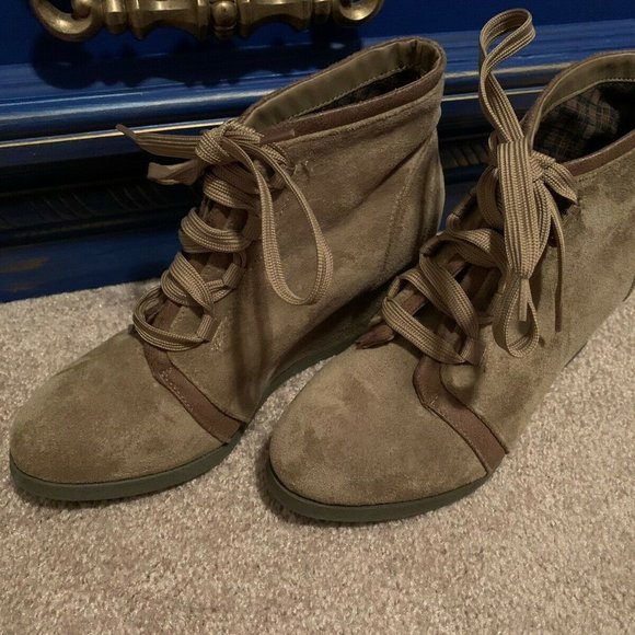 Steve Madden Shoes - Steve Madden Size 7 Beige Suede Booties Shoes Sz 7